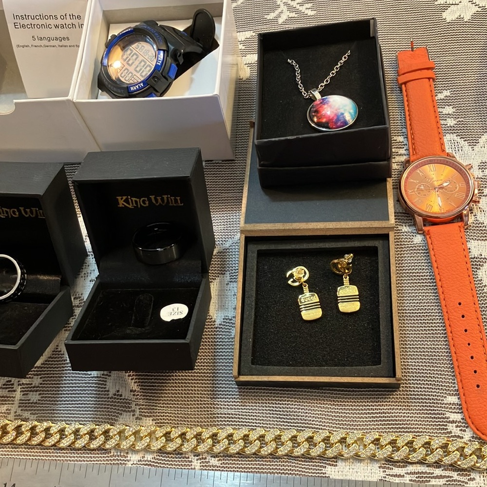 Big lot of ladies/men’s assorted new jewelry/treasures